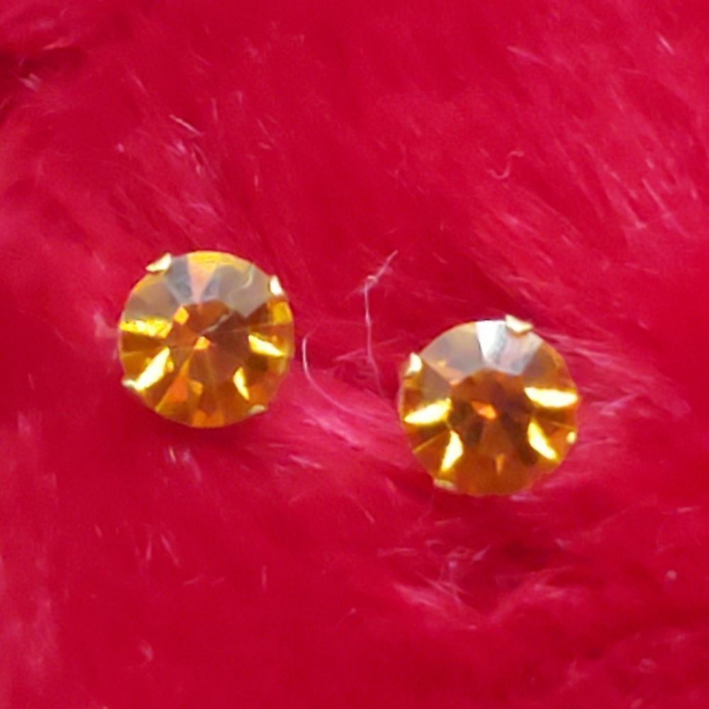 Stud Earrings - Picture 4 of 8